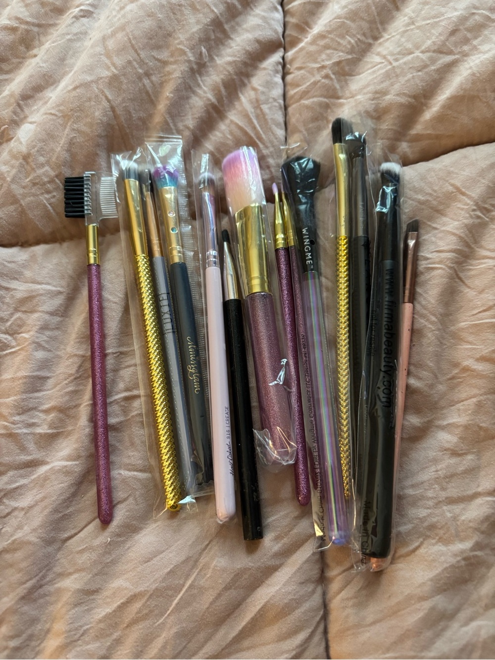 Assorted Women's Makeup Brush Set in Pink and Gold